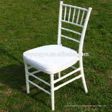 Weiße Hochzeit Hotel Stühle mit weißen Kissen
